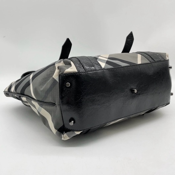 ✨🛍️ Burberry Black and White Check Nylon and Patent Shoulder Bag - Picture 4 of 7